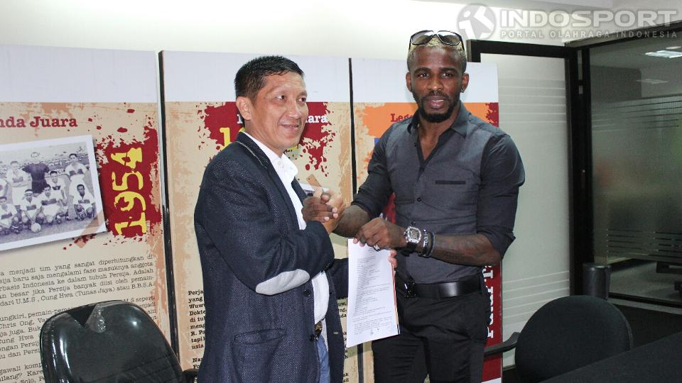 Ketua Umum Persija Ferry Paulus (kiri) dan Greg Nwokolo memperlihatkan kontrak yang disepakati kedua kubu.